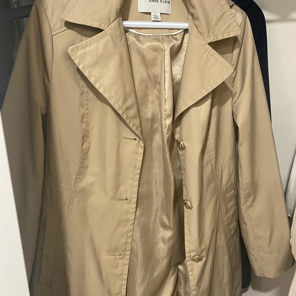 Trench coat barely used. Gold detailing. - Picture 1 of 3